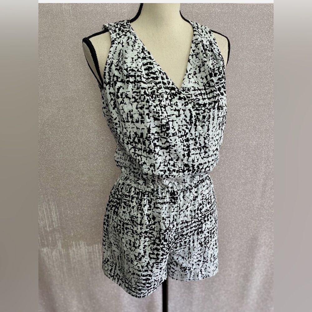 WHBM Sleeveless Summer Romper • black and white, size 6